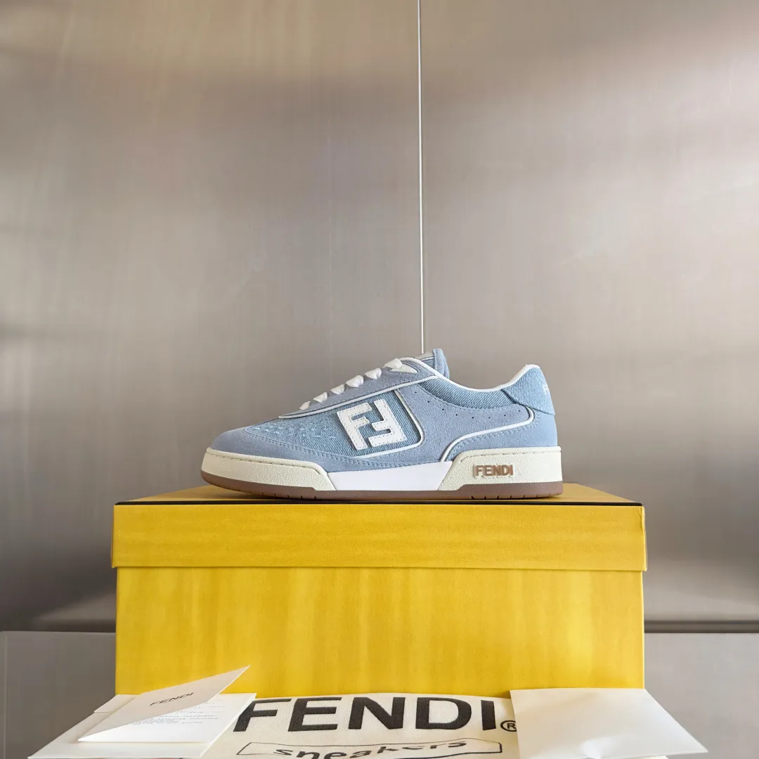 [FENDI] Top P: 720💰 Couple model ▪️ Size: Women's model 35-41 / Men's model 39-45 Top version: Fendi Fendi match series Couple model, film, casual sports shoes, sneakers, original purchase, development and production of these FENDI Match lace-up sports shoes. Small perforations accent the upper. Made of white leather with beige suede details. Matcha green leather FF applique. Rubber sole with FENDI lettering on the side. Comes with exquisite packaging at the counter🛍📦 ▪️ Fabric: Original custom imported first-layer cowhide ▪️ Lining: Imported custom breathable mesh ▪️ Sole: Original molded TPU two-color combination sole ▪️ Sole thickness: 3CM.